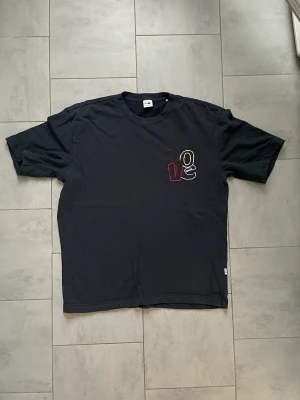 Oversized t-shirt - Sjukt snygg oversized t-shirt i lite tjockare material. Nypris 800 kr, köpt på NK. Använd ett fåtal gånger så fortfarande som ny!