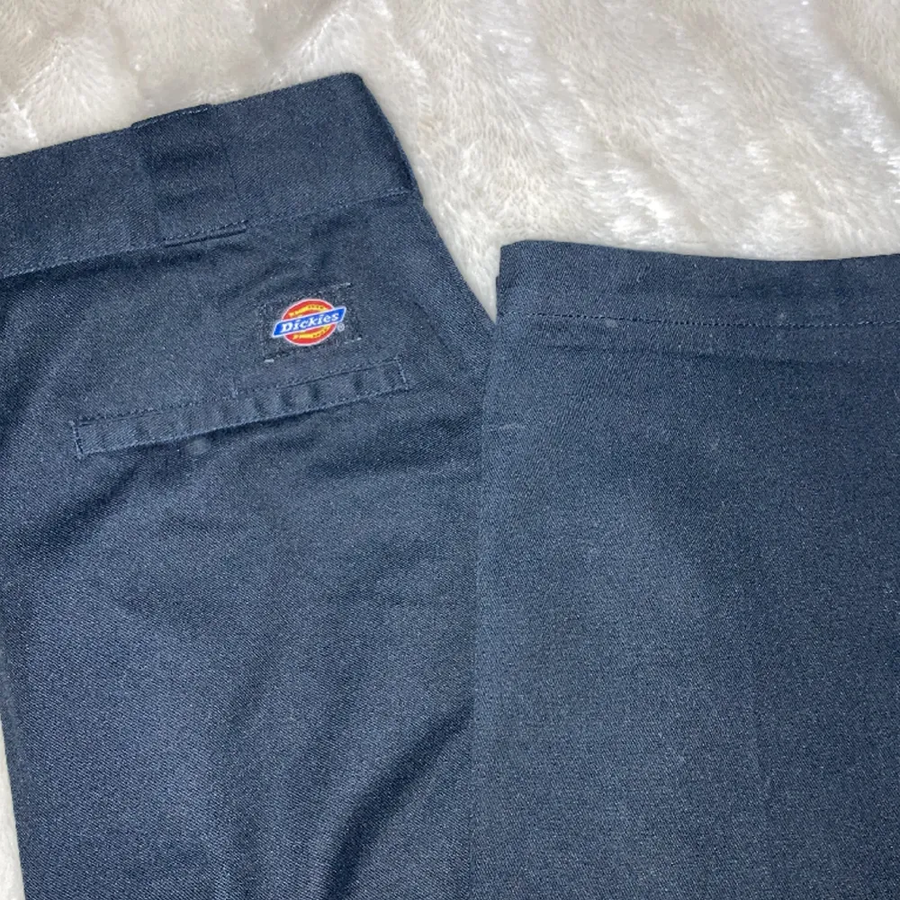 svarta dickies byxor som går att vika ner om man vill ha dem low waist, inga defekter💞. Jeans & Byxor.
