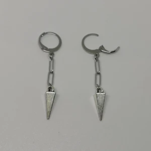 Örhängen ~ Kedjad spets ~ - Örhängen gjorda/designade av mig. De är nya/oanvända. Huggies/ringar i 304 rostfritt stål. 