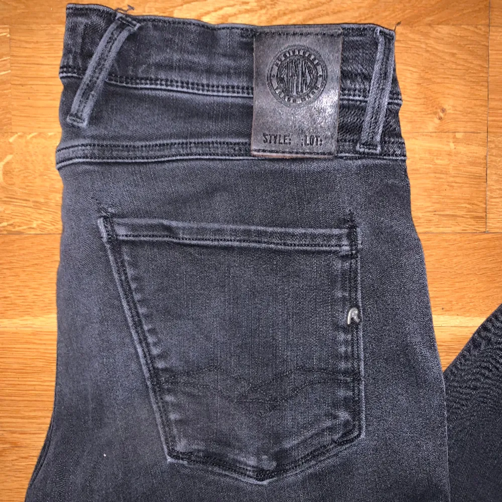 Tja säljer nu mina feta replay jeans i modellen anbass alltså slim fit! Skicket är som ny alltså inga fel eller defekter på dom. Hör av dig för minsta fundering! ;). Jeans & Byxor.