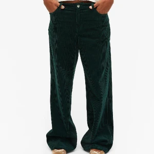 Lågmidjade manchesterbyxor  - Supersköna mid/lågmidjade manchesterbyxor. Ser mörka ut på mina bilder men ser mer ut som den från hemsidan. Säljer då jag köpte fel strl. Aldrig använda endast testade, lapp kvar. De är i strl 42 men passar en 36-38. 