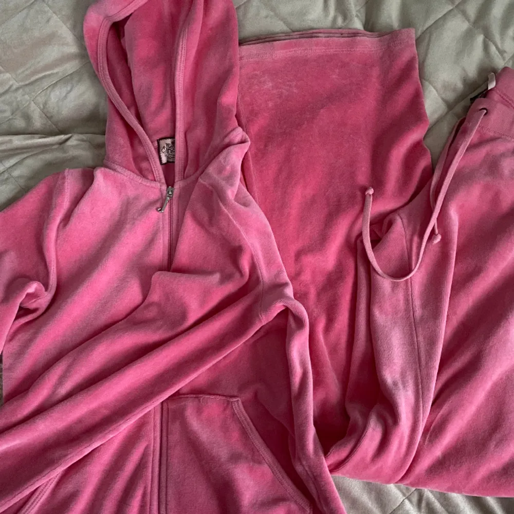 Juicy set som inte kommer till användning. Starkare rosa i verkligheten💕Nästan helt perfekt skick, fickorna har släppt lite uppe på tröjan, annars inga defekter. Tröjan använd 5-10ggr, byxorna max 5ggr💗skriv för fler bilder eller frågor💘 +frakt 80kr. Hoodies.