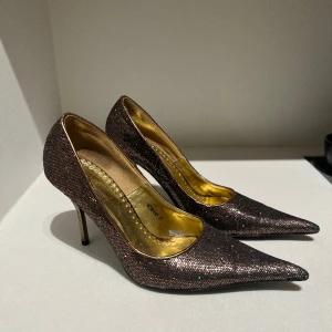 Glittriga spetsiga klackskor - Så söta unika klackskor i brun/glitter. Sparsamt använda, bra skick. Perfekta för jul/nyårsfest!! Stl 37 💞