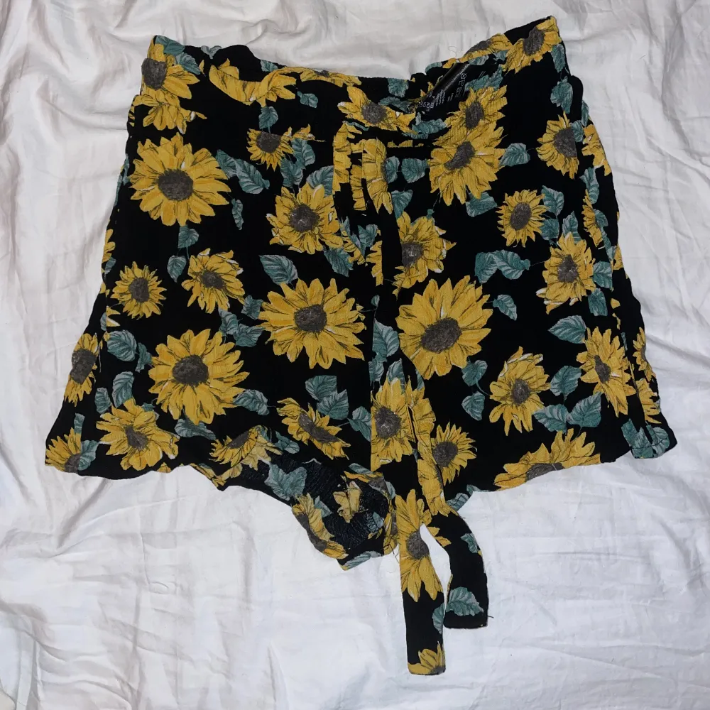 Blommiga shorts med knyte i midjan från hm. Använda. Shorts.