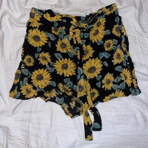 Blommiga shorts med knyte i midjan från hm. Använda