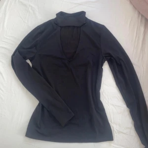 Svart tröja - Snygg urringning och inbyggd choker!