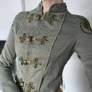 Tajt jeansjacka  - jättecool vintage tajt jeansjacka i superfint skick med många detaljer. Märket är Jane Norman! 