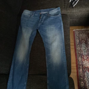 Mörkblåa crocker jeans - Säljer de då de är för små för mig  Skick 9/10  Kan gå ner o pris vid snabb affär 