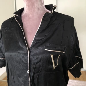 Pyjamas  - Mjuk silkes pyjamas från Victoria secret i storlek S. Super mysig och söt.