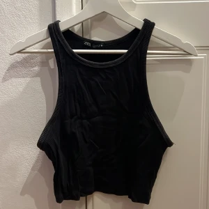 Linnen från Zara - Två likadana linnen i Svart och Beige från Zara, storlek L men de är små i storleken💕 40kr styck