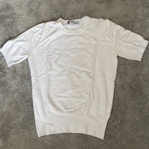 Stickad t-shirt - Säljer denna jätte fina stickade t-shirten från Zara. Använd men det är inget som syns, finns inga defekter eller liknande. Storlek S men passar även XS. Säljer då den inte kommer till användning längre. Hör av er vid funderingar eller fler bilder💕