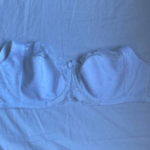 BH - Vit bh, oanvänd, vet ej märket.