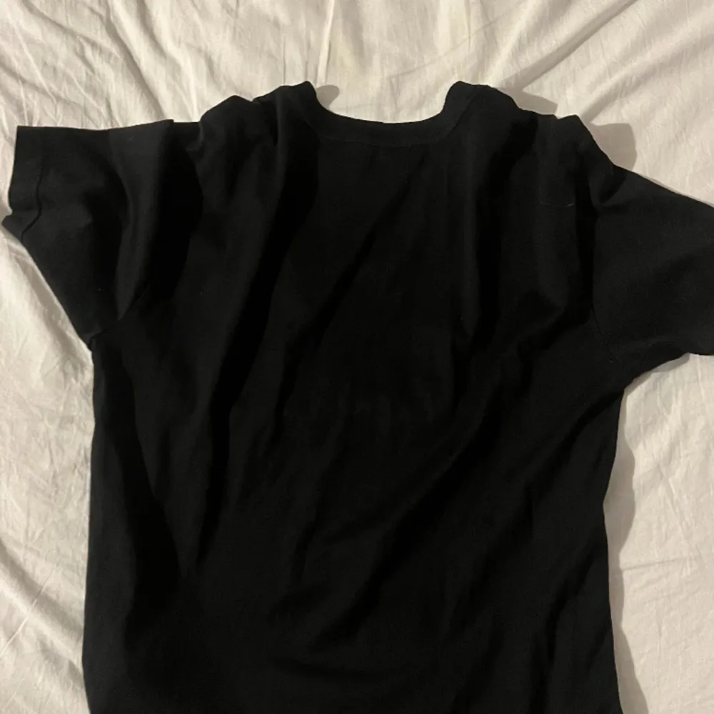 Säljer nu min stone island tshirt köpt från nk förra året, säljer den pga att den är för liten. Asbra skick och väldigt clean, kom pm vid frågor!!. T-shirts.