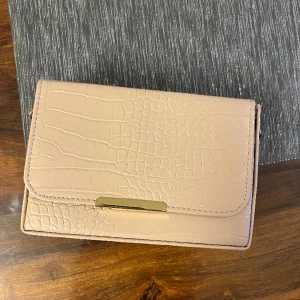 Beige fin väska  - En fin väska som inte kommer till användning längre och är i bra skick. Köparen står för frakten ❤️