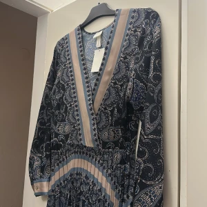 Nu klänning från HM - Jättefint mönster aldrig använd 