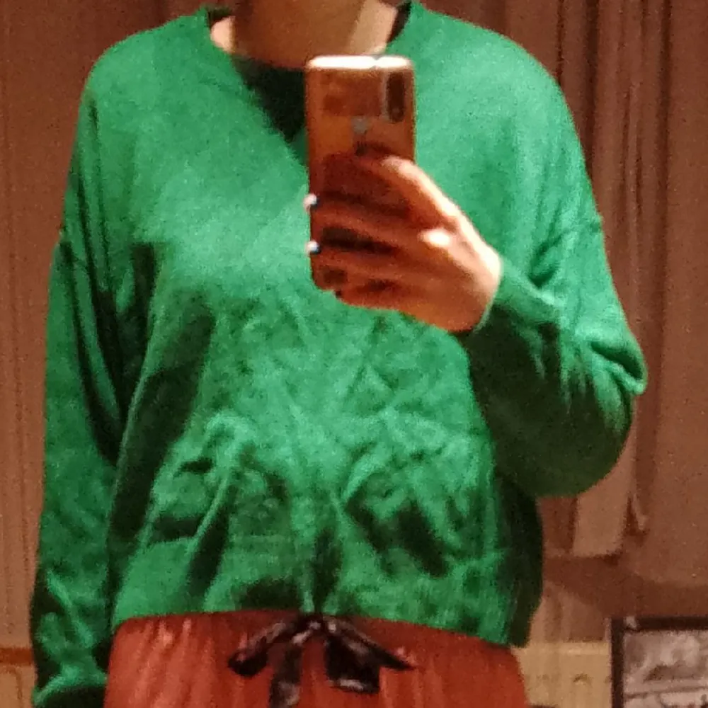 Grön stickad tröja perfekt för vintern, andra bilden är färgen på tröjan 🥰. Stickat.