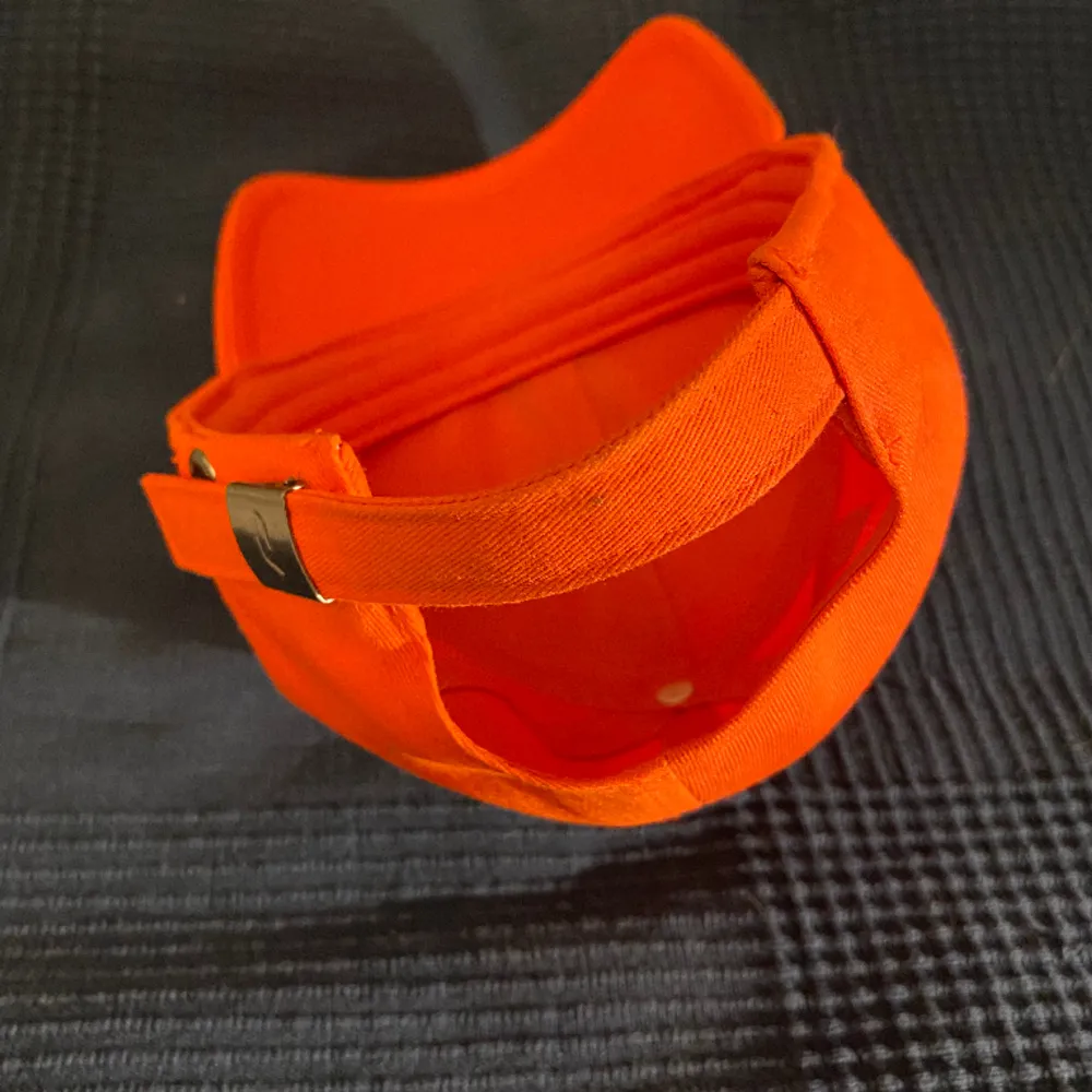 Säljer en superfin orange peak performance keps som bara är använd ett fåtal gånger! . Accessoarer.