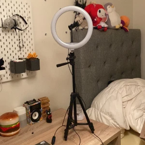 Ring light/ring lampa - Den är nästan helt ny och har varm och kall ton ljus. Man kan också minska ljuset. Den kan också bli längre 