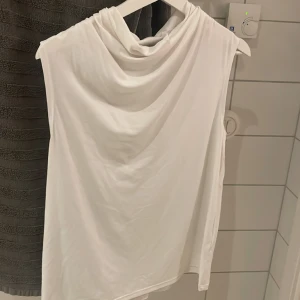 Vit blus - Jätte fin tröja från Lindex finns inte längre aldrig använd❤️❤️passar perfekt till nyår då jag använde den till det!