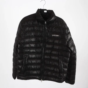 Axel Arigato dunjacka  - Riktigt fett Arigato jacka perfekt för vintern. 9/10 sick.