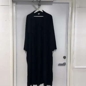 Svart tunn kappa - Svart tunn kappa från Gina tricot, anvönt men mycket bra skick. 