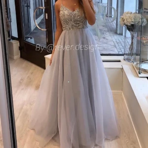 Bal/Fest klänning  - Från ReverDesigne, Nypris 6000kr, mitt pris 3000kr ( kan även diskuteras) 