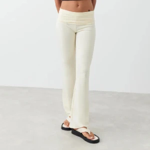 VITA YOGAPANTS - Vita Yogapants från Gina tricot. Jag beställde storlek S som tyvärr inte passade och jag hann ej returnera i tid. Dom är endast testade, alltså helt oanvända. 