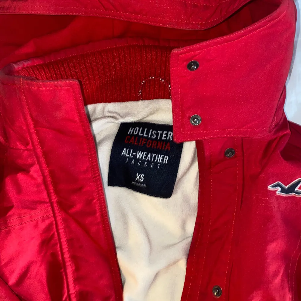 Säljer denna assnygga jacka från Hollister i en fin röd färg. Från deras ”All-Weather” serie, superbra kvalitet med stor huva vilket jag tycker gör den så snygg och så har den flis på insidan vilket gör den varm. Hel och ren! Endast använd 1 säsong.🥰. Jackor.