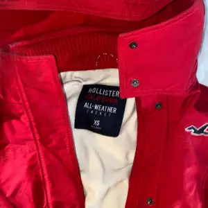 Säljer denna assnygga jacka från Hollister i en fin röd färg. Från deras ”All-Weather” serie, superbra kvalitet med stor huva vilket jag tycker gör den så snygg och så har den flis på insidan vilket gör den varm. Hel och ren! Endast använd 1 säsong.🥰