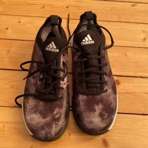 Träningsskor från Adidas - Säljer dessa snygga träningsskor från Adidas. Storlek 41,5. Endast testad, men är i nyskick! Givetvis äkta!