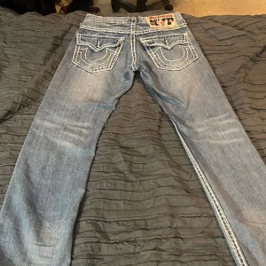 TRUE RELIGION JEANS  - Säljer mina true religion jeans i strl 30 de e inte min stil längre och vill bli av med dem, pris kan diskuteras kontakta i dm 