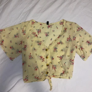 Blommig topp - Säljer en gul blommig topp från H&M Den är croppad och lite urringad. I storlek XS OBS: köparen står för frakten. (annonsen finns ute på fler sidor.)