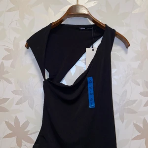 Zara Top.  - Asymmetrisk svart top från Zara. Aldrig använd med prislapp kvar. 