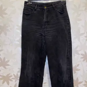 Svarta baggy/straight Jeans från H&M