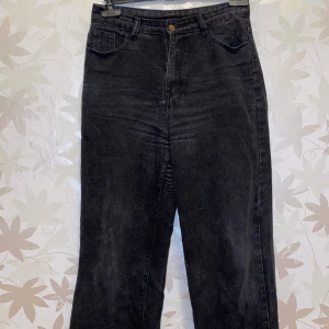 Svarta Baggy Jeans  - Svarta baggy/straight Jeans från H&M