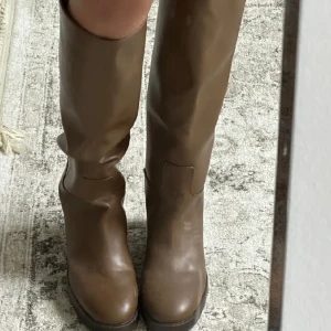 Stövlar  - Stövlar från hm. Använda endast en gång. Säljer för 200+frakt