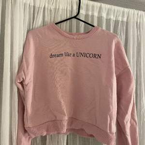 Rosa sweatshirt med texten ”dream like a Unicorn”.  Märke ~ Sinsay Storlek ~ M, men uppskattas som en XS Skick ~ Bra/Ok. Fläck finns, se sista bilden. (Därav det billiga priset) Pris ~ 11kr