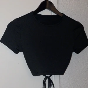 Kortärmad med öppen rygg  - Säljer den pga lite för liten, storlek xs