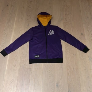 Baskethoodie - Flistyg inuti och collegetyg i luvan.