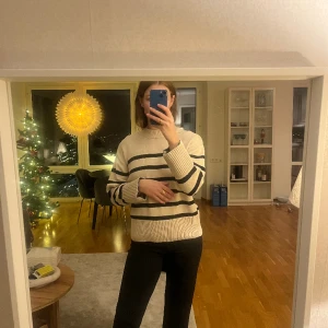 Stickad tröja gina - Jättefint skick 