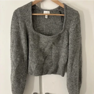 Stickad tröja  - Säljer denna jätte söta stickade tröjan från hm, säljer då den ej kommer till användning. Använd några fåtal gånger och Inge defekter💘ny pris 299 säljer för 100. Hör gärna av dig vid frågor och funderingar!💘