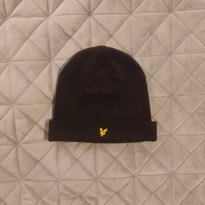 Lyle & Scott mössa - Aldrig använd. Cond: 10/10. One size. Ny pris: 299 kr