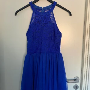 Blå klänning - Blå mellanlång klänning, nyskick, aldrig använd.