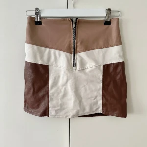 Fusk läder kjol - Finns lite märken på det vita men de går nog att bleka 