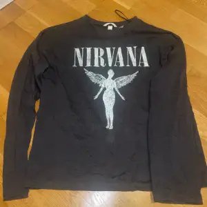 långärmad Nirvana tröja från hm. använd en gång. inga defekter