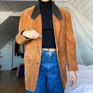 Kavaj i mocka  - Superfin vintage kavaj i mocka, herrmodell storlek 44 ungefär. Sparsamt använd, fint skick! Jättefint paisley mönstrat foder, två små framfickor, okänt märke. Skriv för fler bilder☺️