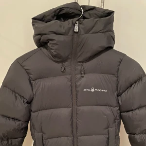 Jacka  - säljer min vinterjacka från sail racing  då den inte kommer till användning längre. använd några fåtal gånger men inget som syns alls. nypris ca 4000kr💓 skriv för fler bilder 