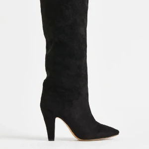 Knähöga stövlar i mockaimitation - Säljer mina fina stävlar då de inte kommer till användning. Har använt dem en gång, så de är i jättefint skick. Hör av er för fler frågor💓