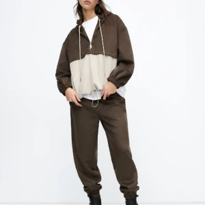 Tröja med mockaimitation Zara - Det här är en väldigt häftig tröja med mockaimitation från zara💞 Den har luva, dragkedja och dragsko i midjan. Den övre delen är mer åt det bruna hållet och nedre delen är beige. Tröjan är i utmärkt skick och har används en eller två gånger!!