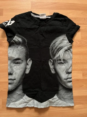 Marcus & Martinus T-shirt - Fin Marcus och Martinus t shirt, från deras original shop och den säljs inte längre och går inte att få tag på, från moments tour, visar inga tecken på användning. Tveka inte att höra av dig om du har några funderingar, pris går alltid att diskutera❤️